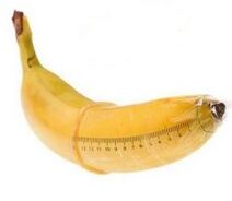 banán v kondóme napodobňuje zväčšeného kohútika